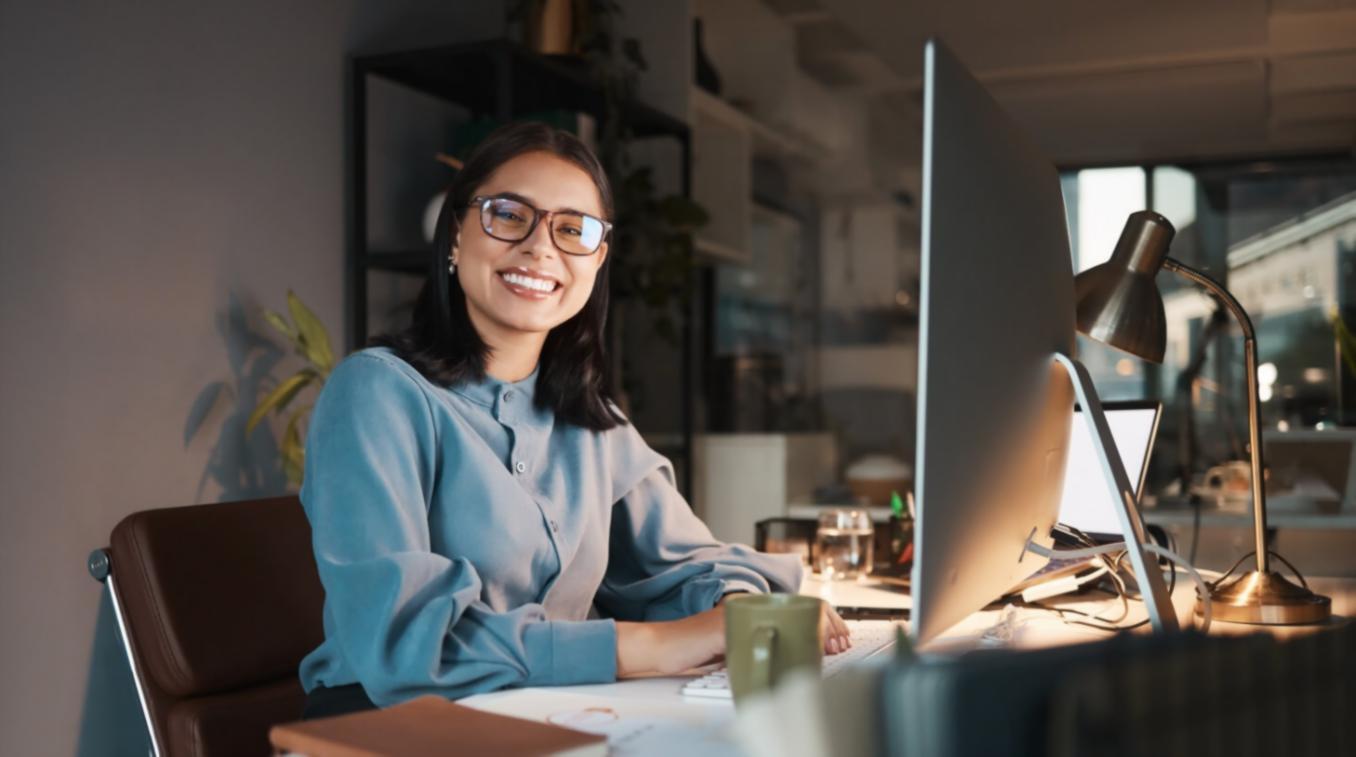 Estudiante revisando estados financieros en sesión de webinar
