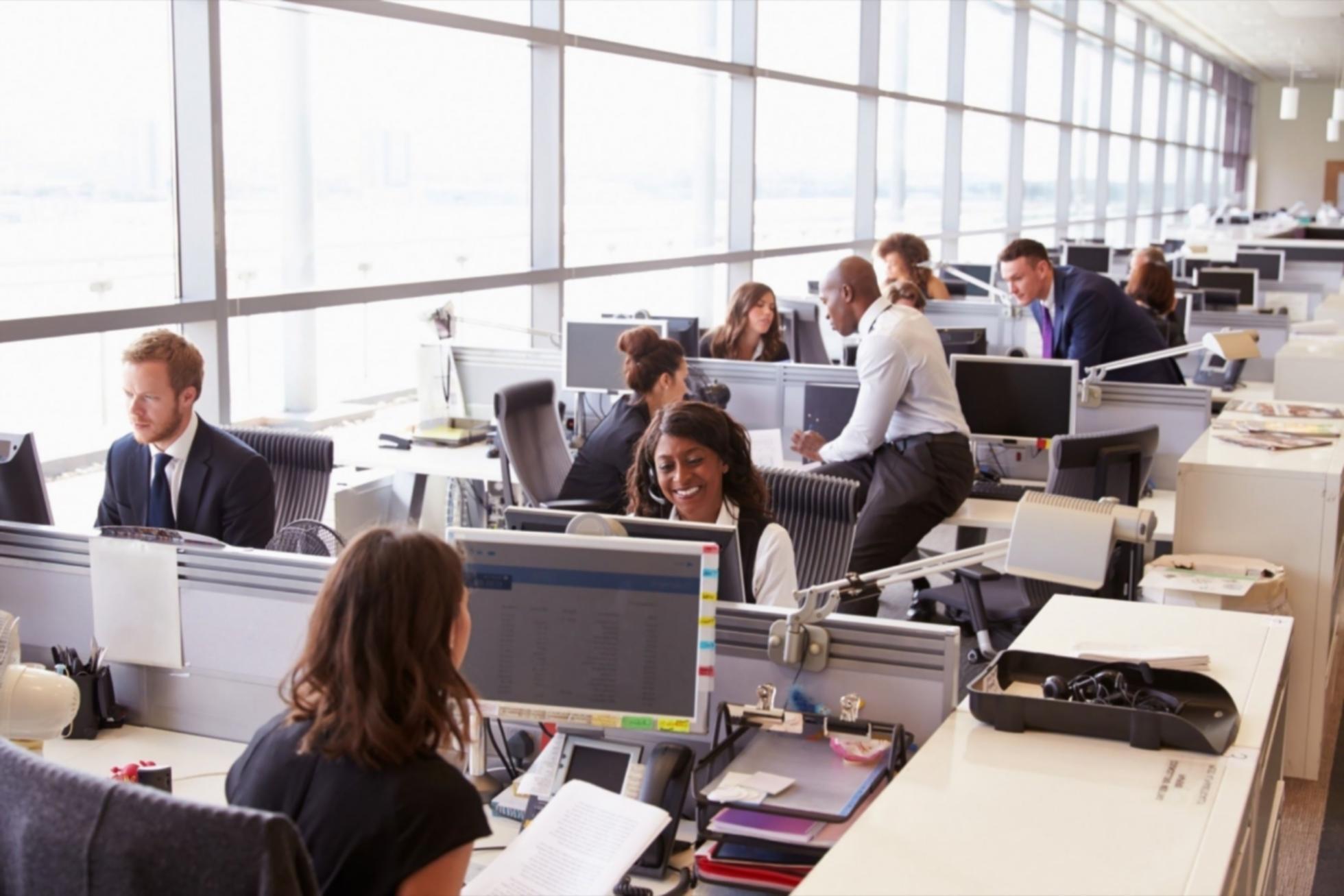 Estudiante analizando estados financieros