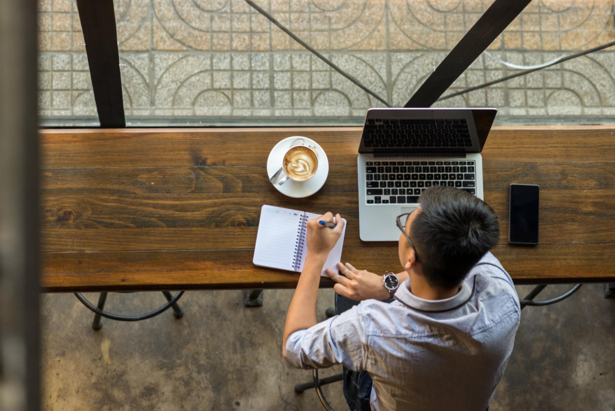 Estudiante trabajando en análisis financiero con laptop